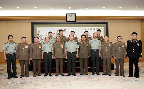 梁光烈會(huì)見朝鮮人民軍后勤代表團(tuán) 8月26日,中國(guó)國(guó)務(wù)委員兼國(guó)防部長(zhǎng)梁光烈在北京會(huì)見以朝鮮人民武力部后方總局長(zhǎng)全昌福為團(tuán)長(zhǎng)的朝鮮人民軍后勤代表團(tuán)。 新華社記者謝環(huán)馳攝