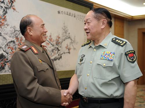 梁光烈會(huì)見朝鮮人民軍后勤代表團(tuán) 8月26日,中國(guó)國(guó)務(wù)委員兼國(guó)防部長(zhǎng)梁光烈在北京會(huì)見以朝鮮人民武力部后方總局長(zhǎng)全昌福為團(tuán)長(zhǎng)的朝鮮人民軍后勤代表團(tuán)。 新華社記者謝環(huán)馳攝