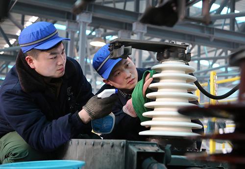1月14日,鄭州鐵路局鄭州車輛段職工在擦拭動車組受電弓絕緣子。當(dāng)日,鄭州鐵路局管轄的京廣高鐵區(qū)段內(nèi),全天共通過高鐵列車38對76列,全部安全正點。 連日來,持續(xù)的霧霾天氣給鐵路運輸帶來較大影響。為了保證京廣高鐵動車組列車的正常運營,鄭州鐵路局鄭州車輛段增加了對動車組設(shè)備的維護(hù)保養(yǎng)頻次,嚴(yán)格按照運用維護(hù)要求噴涂防污閃涂料,加強對受電弓、避雷器等重點設(shè)備檢查整修,跟蹤對比檢測數(shù)據(jù),確保設(shè)備清潔和作用良好。新華社發(fā) 祝慶 攝