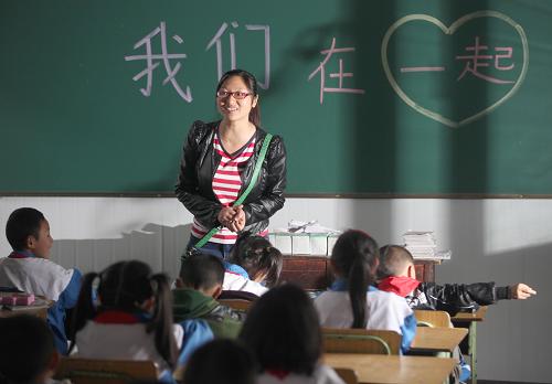 5月2日,在四川省雅安市天全縣第一完全小學(xué),孩子們在板房內(nèi)開始震后的第一節(jié)課。新華社發(fā)(張曉理 攝)