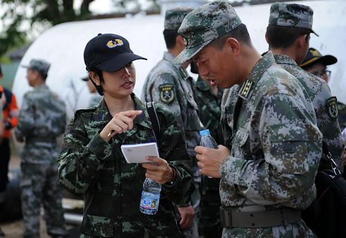 5月7日,中國人民解放軍代表與泰國軍方人員熟悉演習(xí)場地。新華社記者 高健鈞 攝