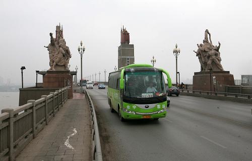 5月7日,車輛在南京長江大橋上行駛。新華社發(fā)