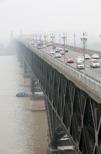 5月7日,車輛在南京長江大橋上行駛。新華社發(fā)