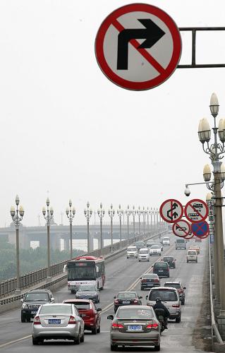 5月7日,車輛在南京長江大橋上行駛。新華社發(fā)