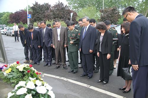 5月7日,在塞爾維亞首都貝爾格萊德,中國駐塞爾維亞大使張萬學(xué)(前排右四)與領(lǐng)使館館員、駐塞中國記者以及塞當(dāng)?shù)孛襟w代表在紀(jì)念碑前向烈士默哀致敬。中國駐塞爾維亞大使館當(dāng)日上午在中國原駐南斯拉夫聯(lián)盟大使館舊址舉行悼念活動(dòng),向在1999年北約轟炸中犧牲的新華社記者邵云環(huán)、光明日報(bào)記者許杏虎和妻子朱穎3位烈士默哀致敬。新華社記者 汪慧 攝