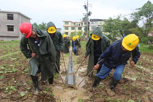 5月8日,電力工人在新化縣曹家鎮(zhèn)小洋村搶修被龍卷風(fēng)損毀的電力設(shè)施。新華社發(fā)(郭國權(quán) 攝)