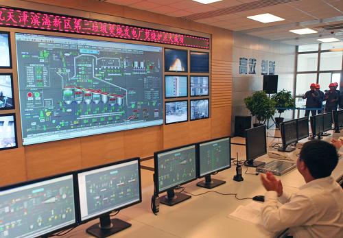 5月27日,工作人員在垃圾焚燒發(fā)電廠電子總控室內(nèi)啟動(dòng)點(diǎn)火。新華社發(fā)(甄紫山 攝)