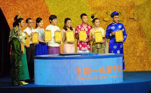 9月3日,在開(kāi)幕式現(xiàn)場(chǎng),11國(guó)青年代表按下手印,共同發(fā)起成立“中國(guó)—東盟青年聯(lián)誼會(huì)”。新華社記者 黃孝邦 攝