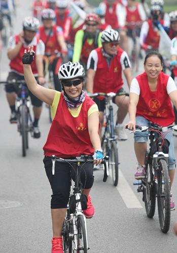 9月21日,山東省濰坊市“鳶都義工”志愿者騎自行車參加綠色出行宣傳活動(dòng)。當(dāng)日,各地開展活動(dòng)倡導(dǎo)市民減少開車,低碳出行,迎接9月22日“世界無(wú)車日”的到來(lái)。今年中國(guó)城市無(wú)車日活動(dòng)主題為“綠色交通,清新空氣”,旨在為清潔城市空氣付諸行動(dòng),并以此營(yíng)造更加健康、幸福和美麗的城市。新華社發(fā)(張馳 攝)