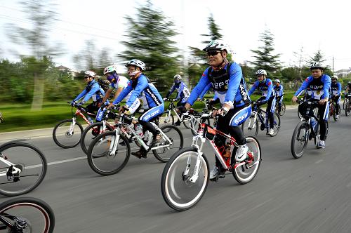 9月21日,江蘇省宿遷市市民參加第二屆環(huán)駱馬湖騎行活動(dòng)宣傳綠色出行,提倡健康環(huán)保的生活理念。新華社發(fā)(鄭緒軍 攝)