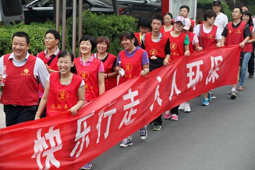 9月21日,山東省濰坊市“鳶都義工”志愿者參加徒步活動(dòng)宣傳綠色出行。新華社發(fā)(張馳 攝)