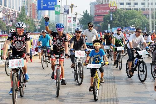 9月21日,廣西桂林200多名騎友騎行15公里,呼吁市民減少開車,低碳出行。新華社發(fā)(唐艷蘭 攝)
