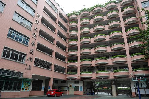9月22日,停課的廣州市越秀東風(fēng)西路小學(xué)校園。9月21日晚,廣州市教育局通過(guò)媒體、官方微博、校訊通等渠道將“受超強(qiáng)臺(tái)風(fēng)天兔影響,9月22日至23日廣州市所有小學(xué)、幼兒園、托兒所停課”的通知發(fā)給全市家長(zhǎng)。22日上午又通知全市中學(xué)從22日下午至23日停課。這是近四年來(lái)廣州首次因?yàn)樘鞖庠颍谌蟹秶鷥?nèi)要求小學(xué)、幼兒園停課。新華社記者 劉大偉 攝