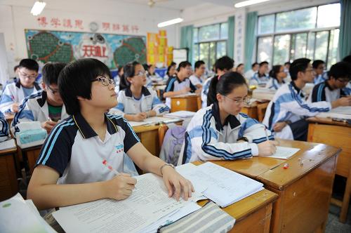 10月14日,余姚中學(xué)學(xué)生在課堂上認(rèn)真聽講。當(dāng)日,浙江省余姚市一些學(xué)校在保證安全的前提下復(fù)課。“菲特”臺(tái)風(fēng)帶來(lái)的特大暴雨造成浙江余姚洪水淹城,洪災(zāi)對(duì)浙江余姚市各級(jí)各類學(xué)校的正常教學(xué)秩序造成了嚴(yán)重沖擊。眼下,洪水已退,多數(shù)校園已清掃完成,消毒工作正在有條不紊地進(jìn)行。新華社發(fā)(陳斌榮 攝)