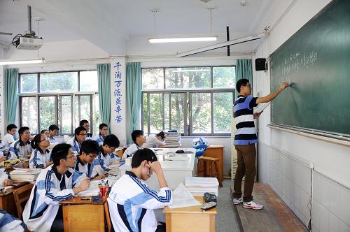 10月14日,余姚中學(xué)的一名老師在教室里上課。新華社發(fā)(陳斌榮 攝)