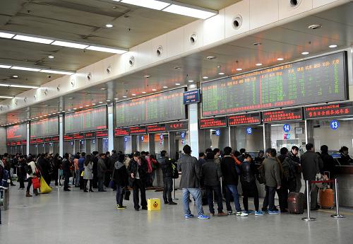 12月30日,旅客在南京火車站售票大廳購票。2014年春運火車票預售服務啟動以來,鐵路南京站優(yōu)化售票組織方案,各站區(qū)售票處共開設人工售票窗口60多個、設置自助售(?。┢睓C近100臺,市內安排車票代售點140余家,并首次嘗試在外地學生集中的部分高校校園安裝自助取票機,以多種方式對購票旅客進行分流。同時,由于網上購票、電話訂票的旅客增多和民工團體票辦理工作的提前完成,站點現場售票壓力大大減輕。新華社記者 孫參 攝