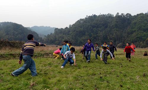 1月26日,在廣西賀州市昭平縣走馬鄉(xiāng)聯(lián)安村,一群兒童在田野里玩“木頭人”游戲。新華社發(fā)(劉飛 攝)
