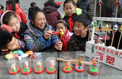 1月26日,在合肥市廬陽區(qū)雙崗街道,幾名小朋友在學習非物質(zhì)文化遺產(chǎn)面塑技藝。當日,安徽合肥市廬陽區(qū)雙崗街道邀請當?shù)胤俏镔|(zhì)文化遺產(chǎn)面塑傳承人張云萍為社區(qū)孩子們傳授技藝,捏出各式精美的面馬作品,豐富學生的寒假生活,喜迎馬年新春佳節(jié)的到來。新華社發(fā)(彭代國 攝)