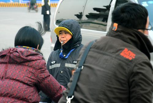 12月24日,在鄭州市區(qū)的一個(gè)路口,一位交通協(xié)管員(中)冒著嚴(yán)寒疏導(dǎo)交通。從12月23日開始,河南省經(jīng)歷了一次寒潮天氣過程。24日,鄭州市區(qū)最低氣溫達(dá)到零下7攝氏度,而豫北、豫西部分山區(qū)氣溫降到零下10攝氏度以下,達(dá)到今年入冬以來的最低點(diǎn)。新華社記者 王頌 攝