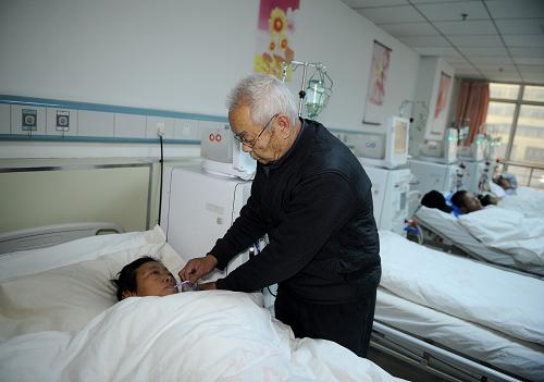 在山西省清徐縣人民醫(yī)院,喬守成在照顧老伴薛喜轉(1月22日攝)。薛喜轉患有糖尿病,以前每月得花銷2500多元,如今每月的費用不到1000元。自2011年起,山西省在34個縣啟動了縣級公立醫(yī)院綜合改革。改革中,山西確立了以醫(yī)療服務價格體系調整為基礎、以改革基本醫(yī)保支付方式為核心、以落實政府財政投入政策為保障,破除“以藥養(yǎng)醫(yī)”,重構補償機制的改革方向。通過醫(yī)保支付、價格調整、政府投入“三管”齊下,全面取消藥品加成,建立長效性的補償機制,其中財政補償60%,醫(yī)療價格調整40%。目前,34個試點縣的38所試點醫(yī)院全部取消“以藥補醫(yī)”,全部藥品實行“零差價”銷售。新華社記者 燕雁 攝