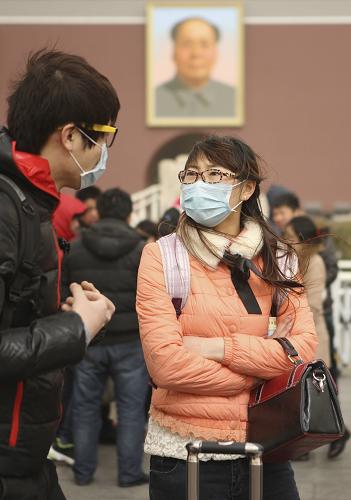 2月28日,游客戴口罩在天安門(mén)城樓前參觀游覽。新華社發(fā)(劉長(zhǎng)龍 攝)