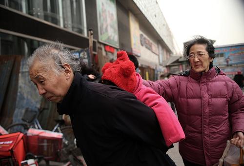 2月28日11時(shí)左右,行人在北京市南二環(huán)附近頂風(fēng)前行。新華社發(fā)(萬(wàn)象 攝)
