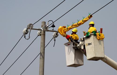 4月22日,北京電力公司的技術(shù)人員在朝陽北路進行10千伏輸電線路設(shè)備檢測。當日,北京電力公司開展城市配網(wǎng)架空線路綜合整治行動,保障供電線路安全暢通,為夏季用電高峰期做準備。北京市電力公司將對全市254條重點10千伏配網(wǎng)架空輸電線路進行隱患排查、用電設(shè)施檢查和設(shè)備更新,同時制定突發(fā)災(zāi)害應(yīng)對預(yù)案,防止雷擊、暴雨、洪水、鳥害等突發(fā)情況導(dǎo)致的輸電中斷,保障首都市民和單位用電。新華社記者 李欣 攝