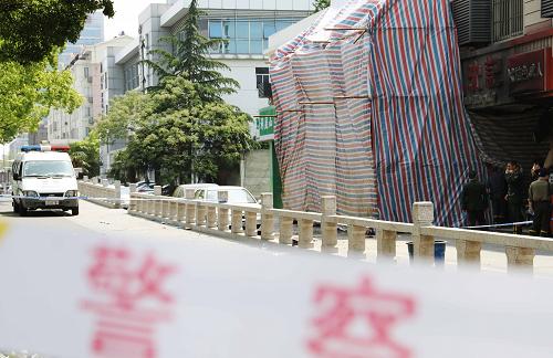 這是4月28日拍攝的火災(zāi)現(xiàn)場。27日21時許,蘇州市虎丘區(qū)濱河花苑一臨街店面房發(fā)生火災(zāi),致2人當(dāng)場死亡,6人送醫(yī)院搶救無效后死亡,另有2人受傷。目前,事故原因正在進(jìn)一步調(diào)查當(dāng)中。新華社發(fā)(朱桂根 攝)