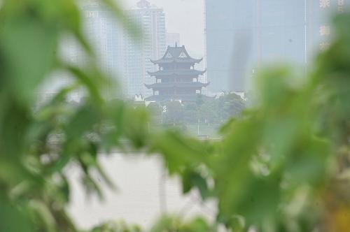 5月30日,長(zhǎng)沙湘江橘子洲拱極樓被霧霾籠罩。當(dāng)日,長(zhǎng)沙城被霧霾籠罩。當(dāng)?shù)貧庀蟛块T(mén)預(yù)計(jì),未來(lái)三天,長(zhǎng)沙將遭遇降雨降溫天氣,局地有對(duì)流性天氣發(fā)生,以短時(shí)強(qiáng)降雨和雷暴為主。新華社記者 龍弘濤 攝