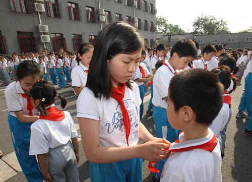 5月31日,在活動(dòng)中,高年級(jí)的同學(xué)為新加入少先隊(duì)的同學(xué)系紅領(lǐng)巾。當(dāng)日,在“六一”兒童節(jié)即將到來之際,北京府學(xué)胡同小學(xué)舉辦“紅領(lǐng)巾放飛中國(guó)夢(mèng)——‘六一’歡慶會(huì)”活動(dòng)。該活動(dòng)以描繪“中國(guó)夢(mèng)”為主題,旨在歡慶“六一”的同時(shí)引導(dǎo)同學(xué)們自覺把個(gè)人成長(zhǎng)與祖國(guó)未來發(fā)展聯(lián)系在一起,立志為實(shí)現(xiàn)“中國(guó)夢(mèng)”而努力學(xué)習(xí)。新華社記者 賴向東 攝