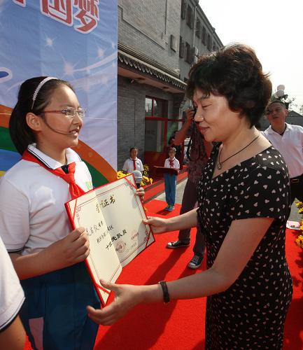 5月31日,府學(xué)胡同小學(xué)校長(zhǎng)馬丁一在活動(dòng)中為該校獲北京市東城區(qū)十佳少先隊(duì)隊(duì)員的學(xué)生頒獎(jiǎng)。新華社記者 賴向東 攝