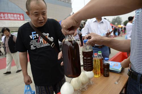 6月17日,一名工作人員在向市民介紹優(yōu)劣食用油辨別常識(shí)。當(dāng)日,寧夏回族自治區(qū)食品安全宣傳周活動(dòng)在銀川市啟動(dòng),食品監(jiān)督管理、工商等部門通過發(fā)放宣傳資料、科普知識(shí)講解、辨別偽劣食品等方式普及食品安全法律法規(guī)和食品安全知識(shí),強(qiáng)化食品生產(chǎn)經(jīng)營企業(yè)的質(zhì)量意識(shí),提高廣大消費(fèi)者食品安全參與意識(shí)和責(zé)任意識(shí),營造“社會(huì)共治、同心攜手維護(hù)食品安全”的氛圍。新華社記者 王鵬 攝
