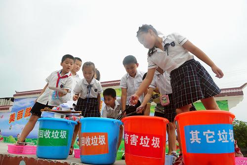 6月18日,在廣西柳州市融安縣長安鎮(zhèn)第二實驗小學(xué),同學(xué)們在學(xué)習(xí)垃圾分類知識。新華社記者 黃孝邦 攝