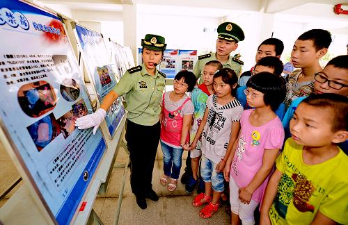 6月19日,福州市馬尾邊防工作站民警在魁岐小學(xué)向?qū)W生講解禁毒知識(shí)。當(dāng)日,福州市馬尾邊防工作站民警來(lái)到共建單位——魁岐小學(xué),開展“大手牽小手,禁毒教育從娃娃抓起”宣傳教育活動(dòng),通過(guò)講述毒品危害的具體案例,提高孩子們的識(shí)毒、防毒、拒毒能力,幫助他們從小樹立“珍愛生命,遠(yuǎn)離毒品”的意識(shí)。新華社記者 張國(guó)俊 攝