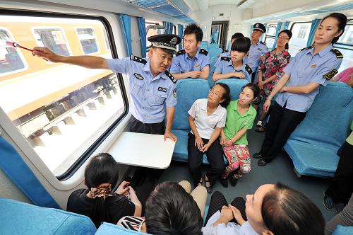 6月27日,在蘭州鐵路局銀川客運段的車庫內(nèi),銀川鐵路公安處乘警支隊的干警在向列車上的工作人員教授如何在緊急情況下使用安全錘破窗。隨著7月1日全國暑運的臨近,連日來,蘭州鐵路局銀川客運段、銀川火車站與銀川鐵路公安處開展一系列備戰(zhàn)演練活動,通過手語培訓(xùn)、應(yīng)急疏散演練、消防保障培訓(xùn)等內(nèi)容,提高鐵路工作人員應(yīng)對暑運客流高峰的保障能力,為暑運工作打下良好的基礎(chǔ)。新華社記者 彭昭之 攝