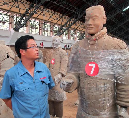 一名考古專家在觀察秦兵馬俑一號(hào)坑第三次考古發(fā)掘現(xiàn)場(chǎng)“組裝”的秦俑(7月18日攝)??脊艑<彝嘎?,經(jīng)由“粉身碎骨”到漸漸有樣的反復(fù)“組裝”,目前秦兵馬俑一號(hào)坑在4年時(shí)間里已出土陶俑98件,目前提取出來(lái)可以修復(fù)的為96件,已基本修復(fù)完整40多件,坑中尚有一些俑仍待進(jìn)一步考古發(fā)掘。新華社記者 馮國(guó) 攝