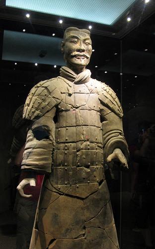 這是秦兵馬俑一號(hào)坑第三次考古發(fā)掘的武士俑(6月19日攝)。新華社記者 馮國(guó) 攝