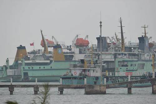 12月26日,船舶??吭诤?谛阌⒏坼^地。根據(jù)海南省氣象服務(wù)中心12月26日發(fā)布的熱帶風(fēng)暴消息和海上大風(fēng)藍(lán)色預(yù)警,今年第25號熱帶風(fēng)暴“悟空”于25日上午8點(diǎn)鐘在菲律賓以東的西北太平洋洋面上生成。預(yù)計,“悟空”將以每小時25公里左右的速度向偏西方向移動,于今天夜間到明天早晨進(jìn)入南海南部海面。受“悟空”和冷空氣影響,海南出現(xiàn)持續(xù)陰雨天氣。新華社記者 趙穎全 攝