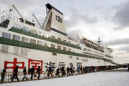 2009年1月11日,旅客在山東威海港碼頭排隊(duì)登船。 新華社發(fā)(于啟波 攝)