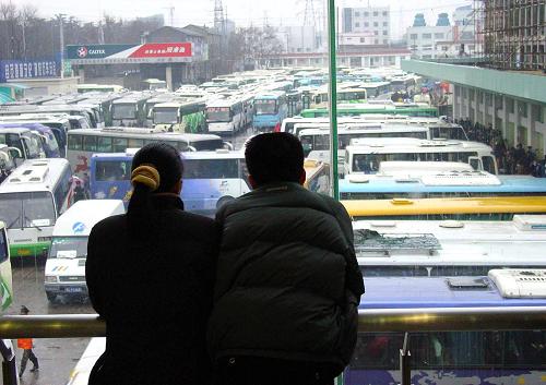 2003年1月31日,乘客在南京長途汽車站候車大廳候車。新華社記者 孫參 攝