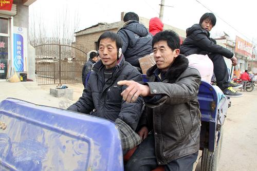 2011年1月26日,在外打工的平學(xué)民從山東抵達(dá)河北邯鄲館陶縣房寨鎮(zhèn)后,坐上提前租好的拖拉機(jī),載著從鎮(zhèn)上買的年貨,向家鄉(xiāng)東孟良寨村的方向出發(fā)。新華社發(fā)(孫樹寶 攝)