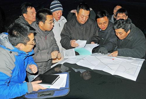 工程技術(shù)人員在對(duì)設(shè)計(jì)單位前期初步擬選的站址進(jìn)行實(shí)地踏勘(2012年1月14日攝)。新華社發(fā)