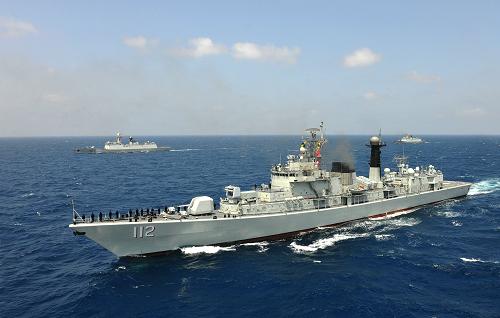 這是3月18日在亞丁灣拍攝的中國(guó)海軍第十四批護(hù)航編隊(duì)的指揮艦哈爾濱艦。當(dāng)?shù)貢r(shí)間3月18日13時(shí),中國(guó)海軍第十三批和第十四批護(hù)航編隊(duì)在亞丁灣結(jié)束共同護(hù)航。中國(guó)海軍第十三批護(hù)航編隊(duì)與第十四批護(hù)航編隊(duì)于3月13日在亞丁灣海域進(jìn)行交接,隨后,兩護(hù)航編隊(duì)開始執(zhí)行共同護(hù)航任務(wù)。3月19日上午,第十四批護(hù)航編隊(duì)將首次單獨(dú)執(zhí)行護(hù)航任務(wù)。新華社發(fā)(王長(zhǎng)松攝)