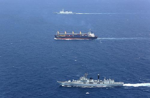 3月18日,中國(guó)海軍第十四批護(hù)航編隊(duì)的指揮艦哈爾濱艦(前)與第十三批護(hù)航編隊(duì)的的黃山艦(后)在亞丁灣共同為途經(jīng)商船護(hù)航。新華社發(fā)(王長(zhǎng)松攝)