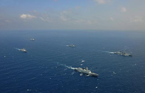 3月18日,中國(guó)海軍第十三、十四批護(hù)航編隊(duì)在亞丁灣結(jié)束共同護(hù)航任務(wù)后實(shí)行分航。新華社發(fā)(王長(zhǎng)松攝)