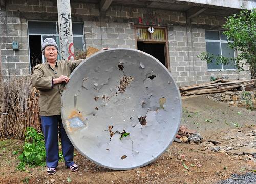 3月18日,在廣西來賓市忻城縣北更鄉(xiāng)犀牙村,村民展示被冰雹打爛的電視信號接受天線。3月17日夜間至18日凌晨,廣西河池、來賓等地遭遇罕見冰雹襲擊,大量農(nóng)房和農(nóng)作物受損。新華社發(fā)(樊紹光 攝)