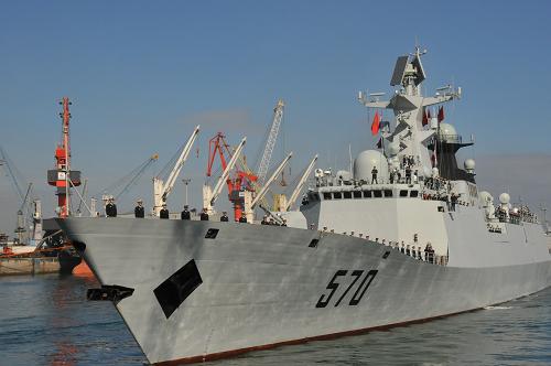 4月9日,中國(guó)海軍黃山艦駛?cè)肽β甯缈ㄋ_布蘭卡港。新華社記者 林峰 攝