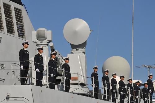 4月9日,在摩洛哥卡薩布蘭卡港,中國(guó)海軍黃山艦官兵列隊(duì)艦橋。新華社記者 林峰 攝