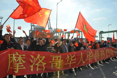 4月9日,在摩洛哥卡薩布蘭卡港,中國(guó)海軍編隊(duì)受到當(dāng)?shù)厝A人華僑的熱烈歡迎。新華社記者 林峰 攝