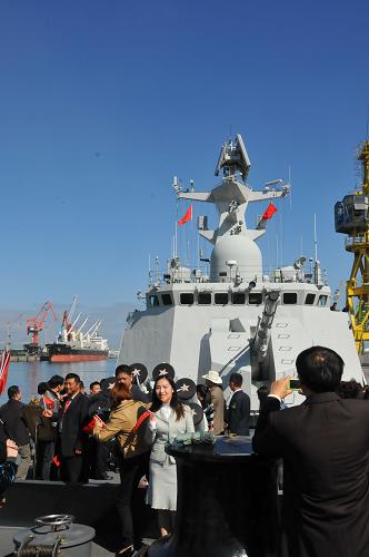 4月9日,在摩洛哥卡薩布蘭卡港,前來參觀的華人華僑紛紛與軍艦合影留念。新華社記者 林峰 攝
